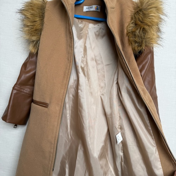 NESS Junior Camel Coat with Faux-Fur Shoulders & Faux-Leather Sleeve – Size 3-4Y - Picture 4 of 8